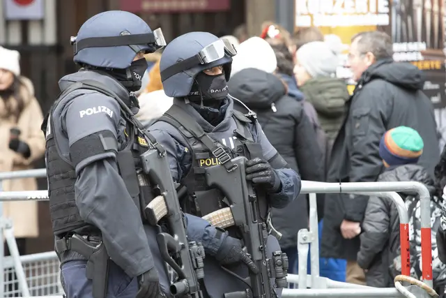 Österreicher sind in der Abschiebepolitik restriktiv: Bei der Frage, ob auch in unsichere Länder abgeschoben werden soll, antworten ganze 85 Prozent mit Ja. Gefragt wurde auch die Zufriedenheit mit der Asylpolitik, und ob man sich ausdrücklich gegen einen EU-Austritt ausspricht. Die Ergebnisse lesen Sie hier. | Foto: ALEX HALADA / picturedesk.com