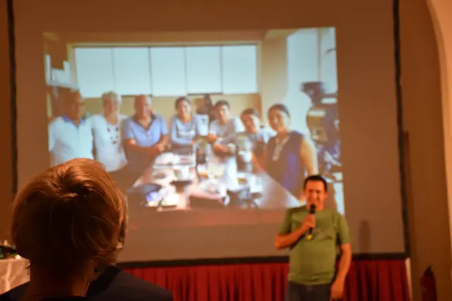 Luis Villegas berichtete über nachhaltige Bewirtschaftung und faire Bezahlung. | Foto: Alexandra Goll