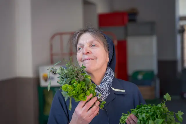 Der Erläs der Kochbücher geht an das Marienstüberl unter der Leitung von Schwester Elisabeth Gruber. | Foto: Caritas/Tim Ertl
