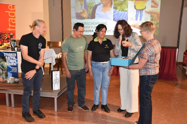 Geschenke werden an die beiden Peruaner übergeben. | Foto: Alexandra Goll