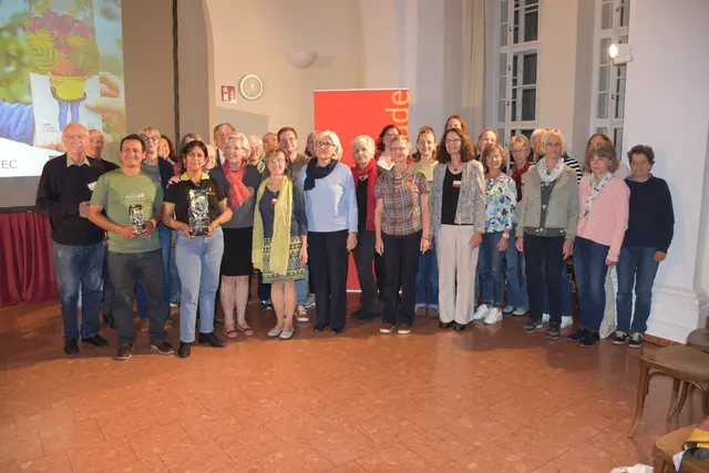 Gruppenfoto mit den Vertretern einiger niederösterreichischer Weltläden. | Foto: Alexandra Goll