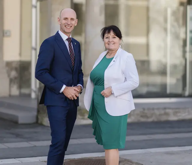 Landeshauptmann-Stellvertreterin Manuela Khom (r.) und Wirtschaftslandesrat Willibald Ehrenhöfer werten die 70 Millionen Euro-Bundesförderung für den Breitband-Ausbau als Teilerfolg. | Foto: Michaela Lorber
