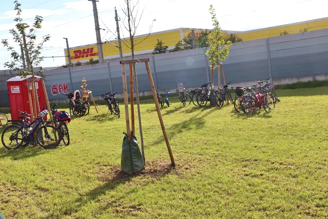 Viele Teilnehmer an der Eröffnung des Römerparks kamen mit dem Fahrrad.  | Foto: Edith Ertl