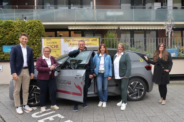 Bei der Autoübergabe (v.l.): Vize-Bgm. Johannes Augustin, SGS-Geschäftsführerin Kathrin Hörschläger, Obmann Johann Ortner Obmann, Fuhrparkmanagerin Marina Post, Pflegedienstleiterin Stefanie Pfeifer und Marketingleiterin der RaiBa Tirol Mitte West Yvonne Neuner. | Foto: MG Telfs/Dietrich