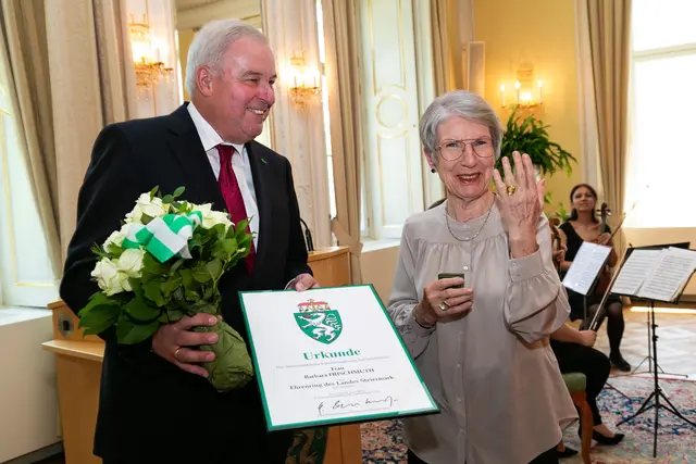 2019 bekam Barbara Frischmuth vom damaligen Landeshauptmann Hermann Schützenhöfer den Ehrenring des Landes Steiermark verliehen. | Foto: Land Steiermark/Robert Frankl