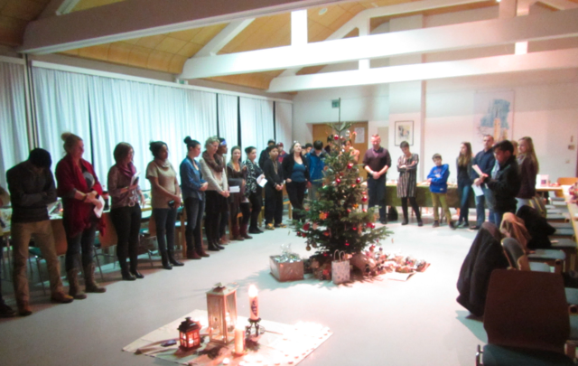 Die erste Begegnung zwischen den rund 30 bis 40 jungen Menschen aus der weiten Welt und Menschen aus Deutschlandsberg im Pfarrsaal der katholischen Gemeinde (2015). | Foto: Behm