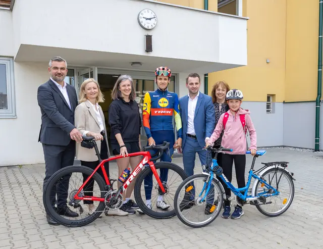 Verkehrslandesrat Heinrich Dorner, LAbg. Bgm.in Rita Stenger (Siegendorf), Schuldirektorin Silvia Mühlgaszner (VS Siegendorf), Radprofi Patrick Konrad, Bgm. Ivan Grujic (Zagersdorf), Michaela Seidl (Bildungsdirektion Burgenland) und Schülerin Lisa Wurm (v.l.) | Foto: LMS