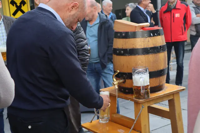 Obmann Thomas Weiskopf sorgte gekonnt für Nachschub beim Bier. | Foto: Thomas Seelos