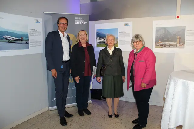 (von links nach rechts): Dipl.-Ing. Marco Pernetta (Flughafengeschäftsführer), Claudia Lantschner (Enkelin von Raoul Stoisavljevic), Beatrix Heppner (Enkelin von Alfred von Eccher), Dr. Tanja Chraust (Luftfahrthistorikerin) | Foto: Nicole Kehle