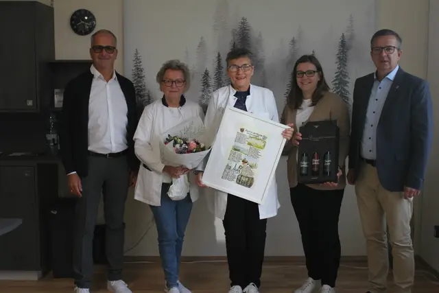 Bürgermeister Thomas Schmid, Vizebürgermeister Harald Zinkl und Oberamtfrau Edith Zechmeister gratulierten zur Eröffnung.  | Foto: Gemeinde Oggau
