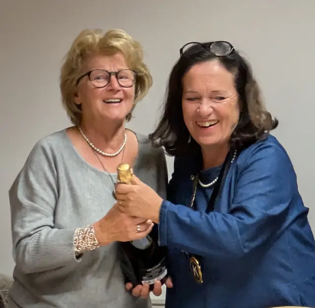 Christine Kertz und Angela Reinisch feierte die Präsidentschafts-Übergabe. | Foto: Kiwanisclub Styria West
