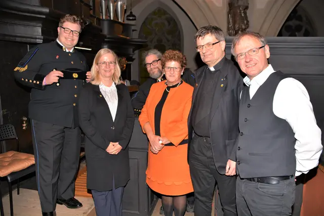 v.li.n.re.: Paul Bergmaier (Werkskapelle), Kulturgemeinderätin Elisabeth Kreuzhuber, Klaus Bergmaier (Werkskapelle), Hildegard Schandl (Kirchenchorleiterin und Organistin in Stein), Pfarrprovisor Matthias Martin (Pfarre Stein) und der konzertierende Organist Eckhard Manz (Kassel) am Orgelempore in der Pfarrkirche Stein St. Nikolaus nach dem Orgelkonzert, bei dem die neu restaurierte Orgel erstmals vollumfänglich zu erleben war | Foto: Winfriede Emberger