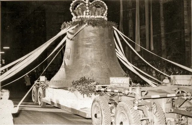 Auf einem Tieflader trat die neue Pummerin ihren Triumphzug nach Wien an. | Foto: Archiv der Dompfarre