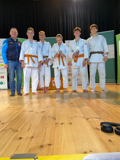 Bezirkstrainer Christian Wagner ist stolz auf seine Judo-Schützlinge. | Foto: zVg