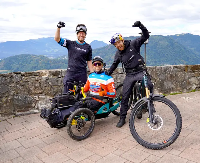 Machten einen gemeinsamen Ausflug: Mountainbike-Legende Danny MacAskill mit Freund und Manager Tarek Rasouli und Andreas Holzer, Projektentwickler Mountainbike in der Region | Foto: Region Villach Tourismus GmbH