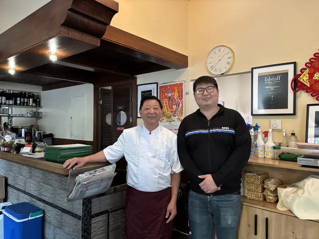 Familie Liu übernahm das Lokal im Jahr 2018. Herr Liu Senior ist der Küchenchef – Sohn Liu Junior kümmert sich um den Service und das Wohl der Gäste.  | Foto: Matthias Pandrea/Mein Bezirk