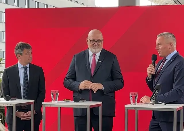 ÖBB CEO Andreas Matthä (Mitte) mit Wolfgang Moitzi (l.) und Mario Kunasek stellten den neuen Fahrplan vor. | Foto: MeinBezirk/ Antonia Unterholzer