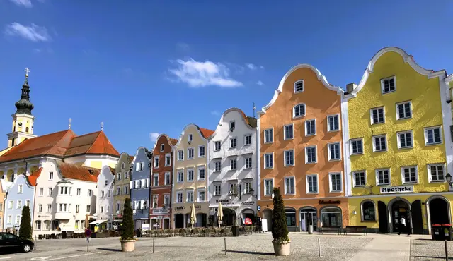 Die Schärdinger Silberzeile ist am kommenden Sonntag wieder Kulisse für den Antikmarkt am Stadtplatz. | Foto: F. Gruber