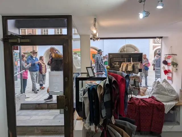 Der neue Alpaka-Shop bietet handgefertigte Produkte und Informationen zu den beliebten Wanderungen. | Foto: Daniel Schartner