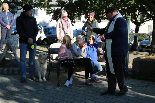 Pfarrer Roman Schwarz bei der Tiersegnung 