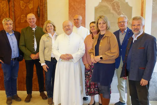 Bei der Generalversammmlung (v.r.): Christian Wiesinger (Schriftführer Stv), Karl Wanko (Ehrenobmann), Sonja Stefal (Obmann-Stv), Melitta Blaim (Kassier), Prälat Conrad Kurt Müller o.praem., Kräuterpfarrer Benedikt Reinhold Felsinger o.praem, Karin Gutmann MSc(Bürgermeisterin Geras), Siegfried Walch (Bürgermeister Karlstein), Nikolaus Tomsich (Geschäftsführer Kräuterpfarrer GmbH) | Foto: Alfred Pech