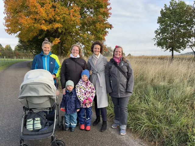 Astrid, Daniela und ihre beiden Kinder, Claudia und Jenny erzählen beim "Walk &amp; Talk" an der Keinen Tulln von ihren Wünschen für den Bezirk. | Foto: Lauren Fahrenberger / MeinBezirk