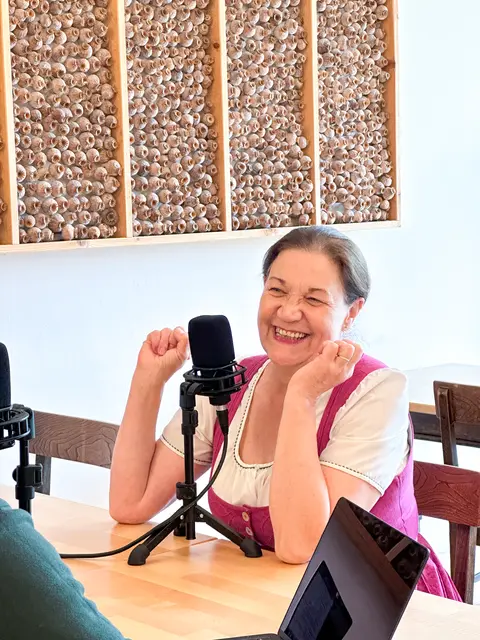 In Folge 11 ("Mohn Amour") sprach Mohnwirtin Rosemarie Neuwiesinger über ihre Liebe zum Mohn und wie das Mohndorf entstanden ist. | Foto: Waldviertel Tourismus/Julia Unger