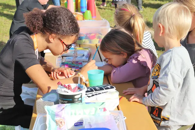 Die Points4Action Girls and Boys halfen bei der Organisation der Eröffnung mit. Kinderschminken, Keksteller auffüllen und die aufgestellten Blumentöpfe als Behälter für die Maroni-Schalen ausleeren, da packte die Jugend fleißig mit an.  | Foto: Edith Ertl