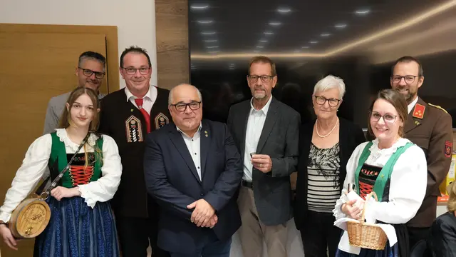 Die Vertreter des Trachtenvereines und der Feuerwehr gratulierten dem neuen Träger des Verdienstkreuzes Ludwig Auer