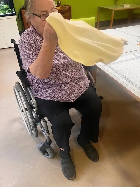 Frau Fink beim Strudelteigziehen | Foto: PBZ Gutenstein