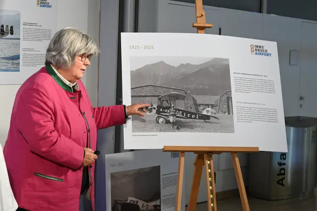 Historikerin Tanja Craust führte mit Expertise durch ausgewählte Bilder der Ausstellung zum 100-Jahr Jubiläum des Innsbrucker Flughafens. | Foto: Lucia Königer