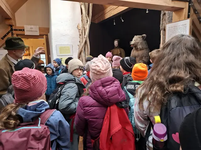 Gespannt lauschten die Kinder den Erklärungen von Johann Danner. | Foto: Weindl