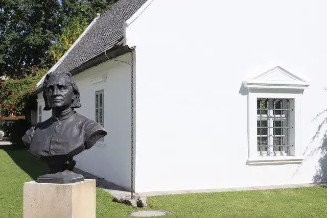In seinem original erhaltenen Geburtshaus in Raiding werden Liszts Anfänge spürbar. Hier thematisiert die Ausstellung seine Herkunft und die emotionale Verbindung zu seinem Geburtsort. | Foto: Franz Seckel