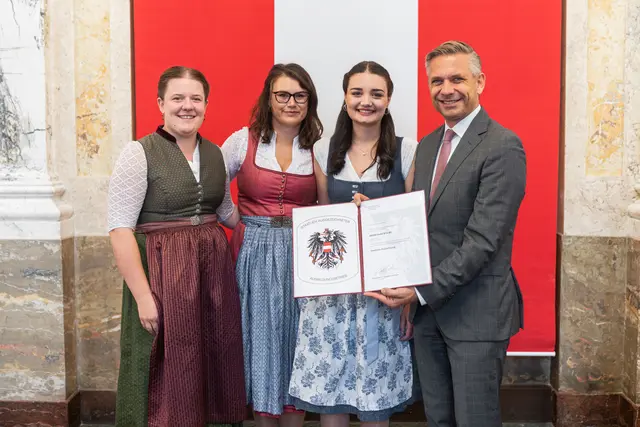 „Gruppenfoto anlässlich der Verleihung der Staatswappen-Urkunde. Abgebildet (v. l. n. r.): Selina Spitaler, Anna Guggenberger, Theresa Wildauer und Bundesminister Dr. Wolfgang Hattmannsdorfer.“
 | Foto: Bundesministerium, Enzo Holey