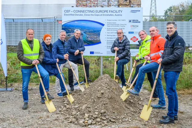 Vertreter des Ennshafens und der Projektpartner nahmen den Spatenstich zur Landstromanlage vor. | Foto: Wolfgang Simlinger