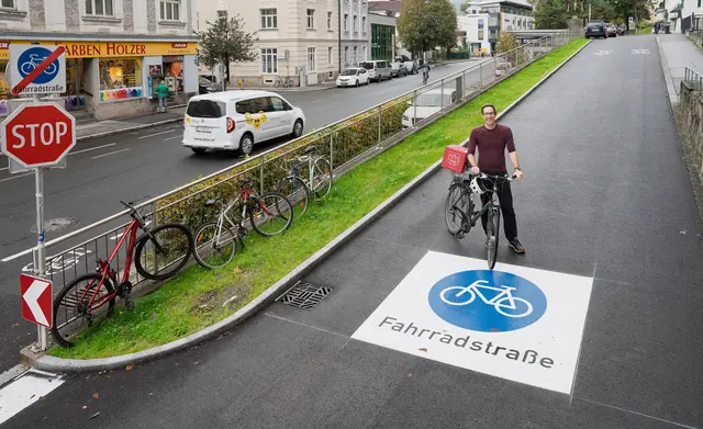 Über 60 Radüberfahrten und alle Fahrradstraßen werden markiert. Im Bild: Kay-Michael Dankl | Foto: Stadt Salzburg/Alexander Killer