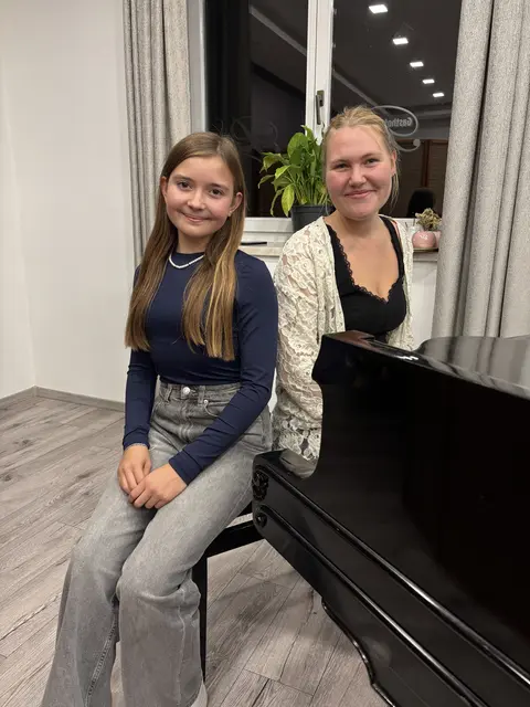 Sarah Gigler und Sarah Rothbauer umrahmten die Buchpräsentation musikalisch am Klavier.  | Foto: Elisabeth Kloiber
