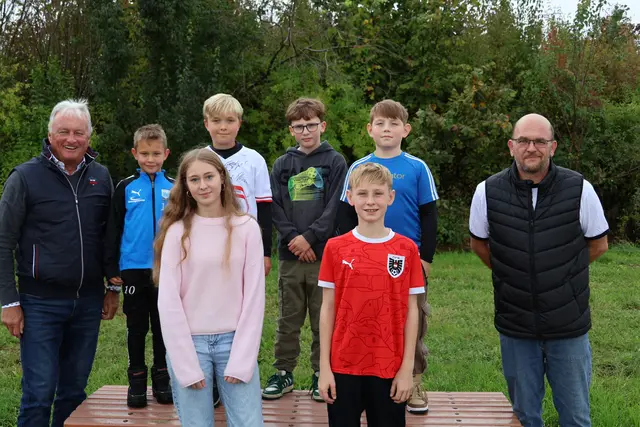 Die Gewinner des Danner-Fida Junior Kicker Cups mit Josef Frischmuth und Alexander Mohr. | Foto: MeinBezirk/Constance Haslberger