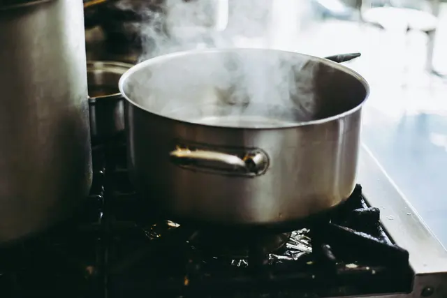 Das Marienstüberl der Caritas versorgt täglich armutsbetroffene Menschen mit bis zu 320 Mahlzeiten, einer warmen Stube und einem offenen Ohr. | Foto: Unsplash/Michal Balog