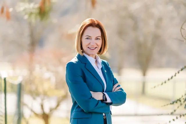 "Die Doppelnutzung von Flächen durch Photovoltaik und der Einsatz innovativer Energiespeicher sind die Zukunft unserer Energieversorgung", ist Klima- und Energielandesrätin Simone Schmiedtbauer überzeugt. | Foto: Michaela Lorber