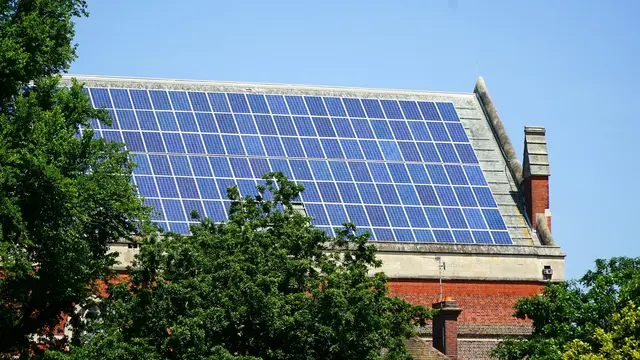 PV-Anlagen mit Doppelnutzung, wie etwa Anlagen auf Gebäuden und Parkplätzen, aber auch innovative Projekte zu Energiespeicherlösungen werden ab sofort mit insgesamt 2,5 Millionen Euro gefördert. | Foto: Unsplash/ Watt A Lot