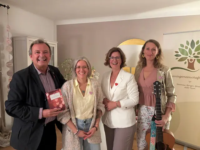 Am Freitag, den 10. Oktober, feierte die Praxisgemeinschaft Vitalis in Horn ihr 10-jähriges Bestehen. Unter der Leitung von Monika Gundinger hat sich das Gesundheitszentrum zu einem Ort entwickelt, an dem der Mensch als Ganzes im Mittelpunkt steht – ein Raum, in dem Ruhe, Heilung und persönliche Entwicklung möglich werden. | Foto: Manuela Danzinger