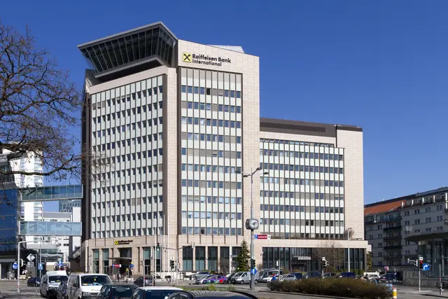 Der Vorstoß der Regierung in Brüssel, die Raiffeisen Bank International (RBI) für eine in Russland verhängte Strafe zu entschädigen, stößt auf Kritik. | Foto: Weingartner-Foto / picturedesk.com