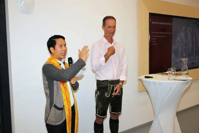 Vikar Anton Ngyuen segnete das neue Unternehmen. | Foto: Cescutti