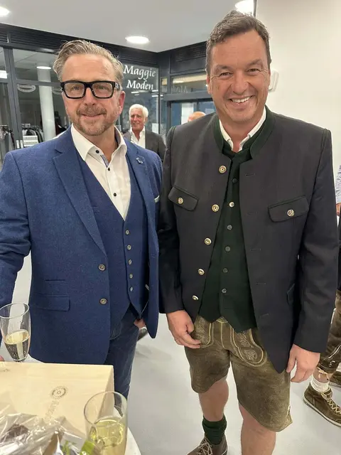 Bürgermeisterkollegen: Helmut Linhart und LAbg. Jochen Bocksruker (mit Lederhose) | Foto: Cescutti