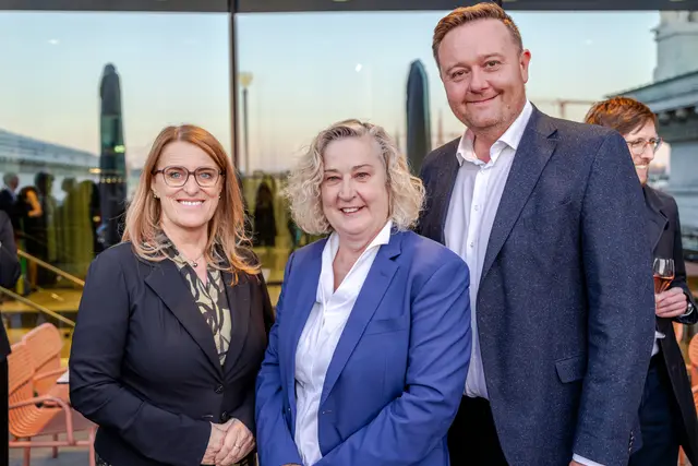 Staatssekretärin Ulrike Königsberger-Ludwig (SPÖ), Initiatorin Ortrun Gauper und Nationalratsabgeordneter Mario Lindner (SPÖ) genossen den Abend im Parlament.  | Foto: Queer+ Moments