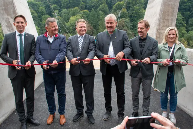 Ein historischer Moment: Die offizielle Eröffnung der neuen Brücke in Oberschwarza wurde traditionell mit dem Durchtrennen eines roten Bandes gefeiert. | Foto: Alle Fotos: Günter Simmerl