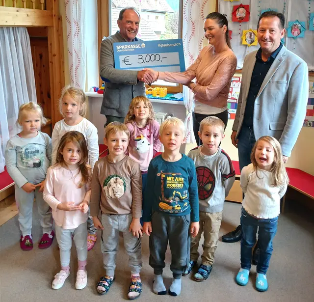 Franz Lackner, Leiterin Bettina Gössweiner und
Obmann Bgm. Kurt Pawluk (von links) mit Kindern. | Foto: WAV Garstnertal/Gemeinde Roßleithen