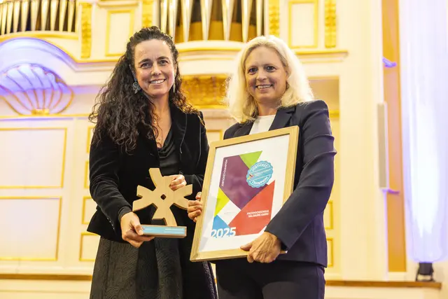 Der Salzburger Verkehrsverbund zeichnet die Fachhochschule Salzburg GmbH als „Jobticket-Champion“ aus. (v.l.) Mag. Yvonne Rosenstatter (Bereichsleiterin Kommunikation &amp; Marketing, Salzburger Verkehrsverbund) und Mag. Dr. Verena Mitteregger-Rieder (Leitung Personal &amp; Recht, Fachhochschule Salzburg GmbH). | Foto: Salzburger Verkehrsbund