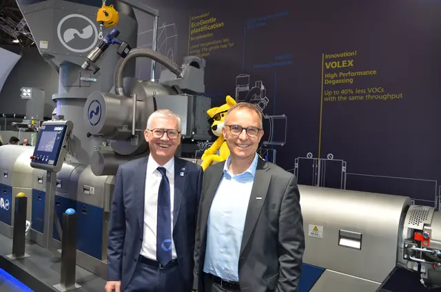 Manfred Hackl (CEO Erema und Beiratssprecher Kunststoffcluster OÖ) und Ulrich Wieltsch (Direktor bei Thermo Fischer und Fachvertretungsvorsitzender der chemischen Industrie in der WKOÖ) auf der "Messe K" in Düsseldorf. | Foto: WKOÖ/Bachler